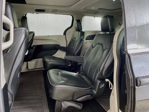 Used 2017 Chrysler Pacifica Limited w/ UConnect Theater Package FWD image 11