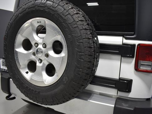 Used 2015 Jeep Wrangler Sahara w/ Connectivity Group image 12