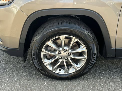 Used 2019 Jeep Cherokee Latitude Plus w/ Comfort/Convenience Group image 8