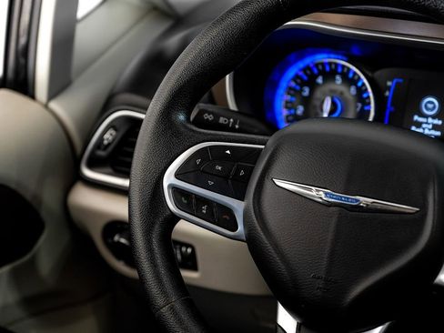 Used 2020 Chrysler Voyager Lxi image 13