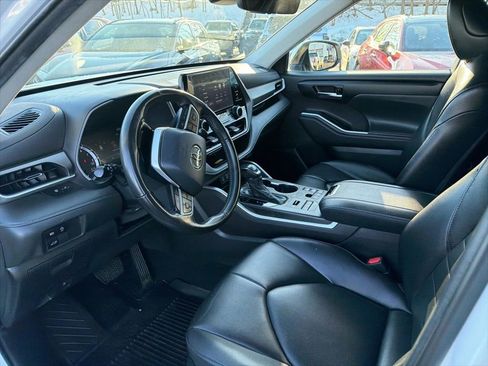 Used 2023 Toyota Highlander XLE image 22