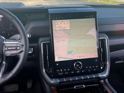 Used 2025 GMC Yukon XL Denali AWD/4WD image 9