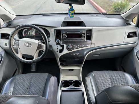 Used 2011 Toyota Sienna SE image 10