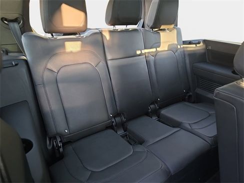 Used 2024 Land Rover Defender 130 X-Dynamic SE image 12