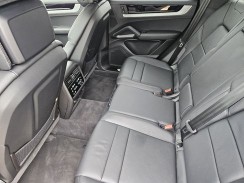 Used 2025 Porsche Cayenne AWD/4WD image 28