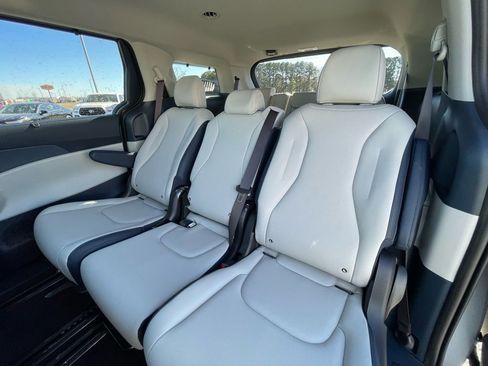 New 2026 Kia Carnival EX FWD image 25