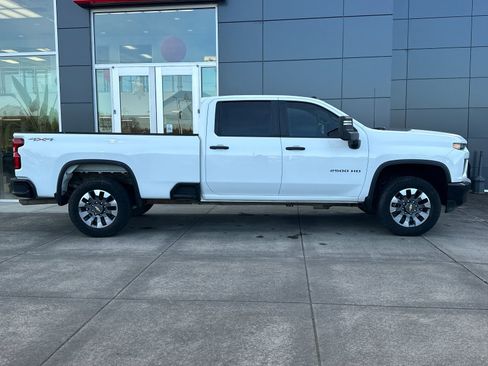 Used 2021 Chevrolet Silverado 2500 Custom w/ Custom Value Package image 2
