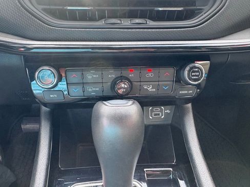 Used 2025 Jeep Compass Trailhawk image 17