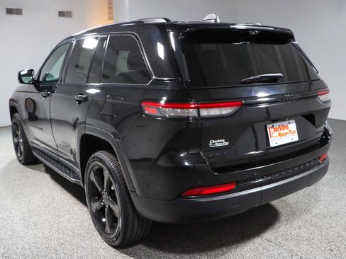 Used 2024 Jeep Grand Cherokee Limited w/ Luxury Tech Group II AWD/4WD image 9