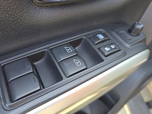 Used 2018 Nissan Titan SV w/ SV Convenience Package AWD/4WD image 28