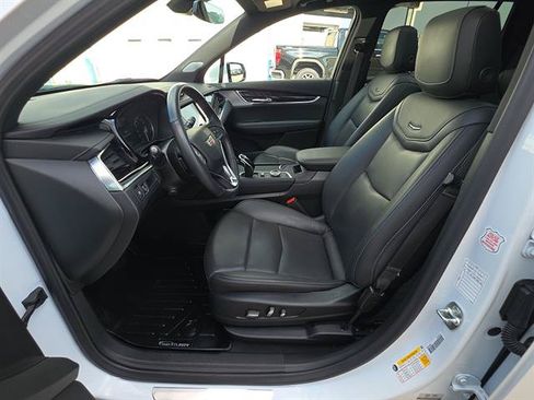 Used 2025 Cadillac XT6 Premium Luxury FWD image 11