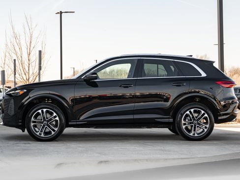 Certified 2025 Audi Q5 Premium w/ Convenience Package AWD/4WD image 6