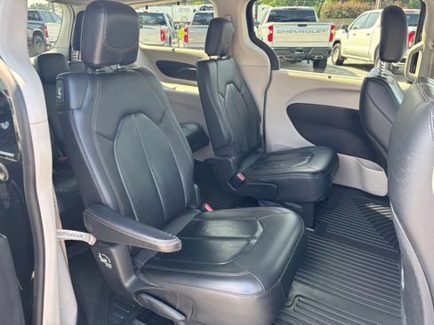 Used 2018 Chrysler Pacifica Touring-L FWD image 18