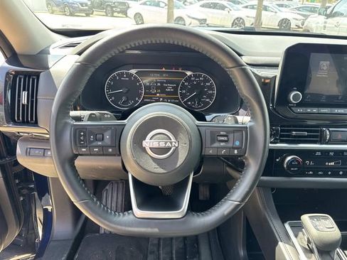 Used 2025 Nissan Pathfinder SV image 14