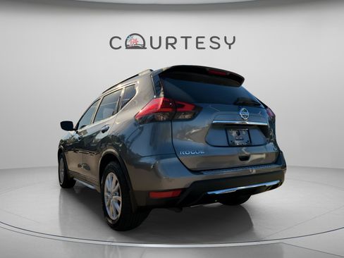 Certified 2017 Nissan Rogue SV image 2