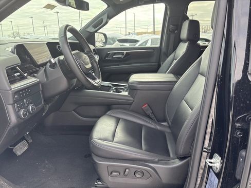 Used 2025 Chevrolet Suburban Z71 image 9