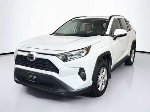 Used 2019 Toyota RAV4 XLE w/ Convenience Package FWD image 3