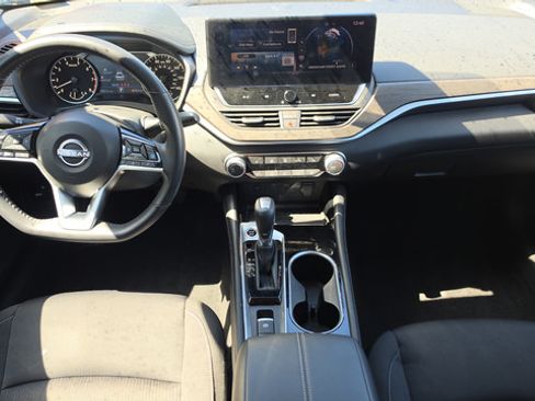 Used 2024 Nissan Altima 2.5 SV w/ SV Premium Package FWD image 7