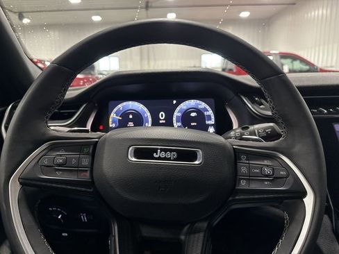 Used 2025 Jeep Grand Cherokee Altitude AWD/4WD image 19