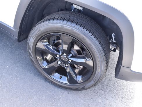 Used 2023 Jeep Grand Cherokee Limited w/ Luxury Tech Group II image 12