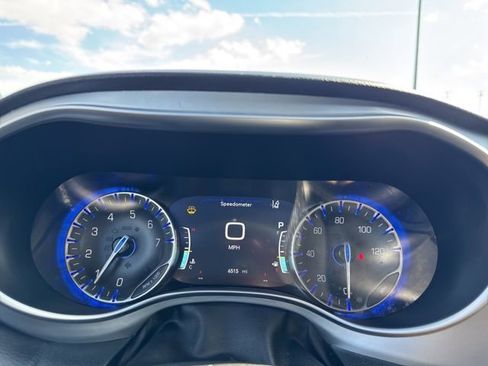 Used 2026 Chrysler Pacifica Limited image 9