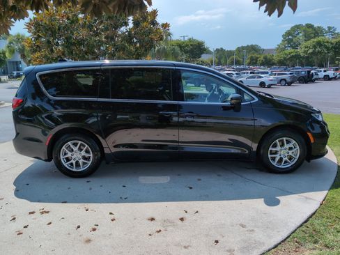 Used 2024 Chrysler Pacifica Touring-L FWD image 11