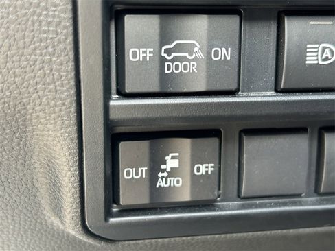 Used 2023 Toyota Sequoia Platinum image 33