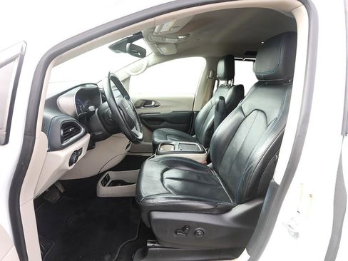 Used 2021 Chrysler Pacifica Touring-L image 12