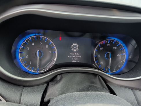 Used 2025 Chrysler Pacifica Select image 2