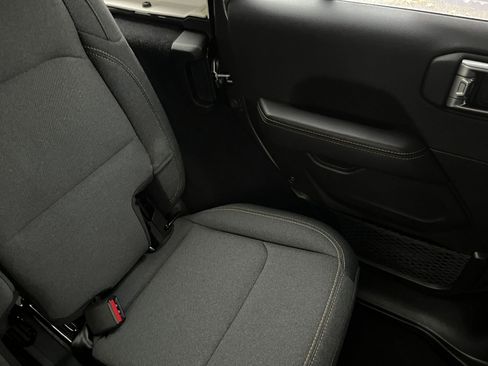 Used 2025 Jeep Wrangler Sahara image 36