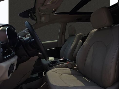 Used 2019 Chrysler Pacifica Touring-L Plus FWD image 14