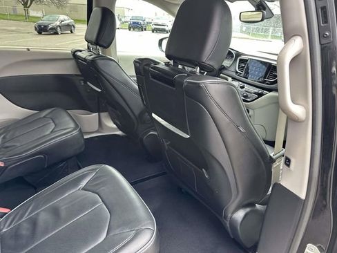 Used 2020 Chrysler Pacifica Limited FWD image 25