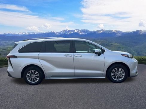 Used 2025 Toyota Sienna LE w/ LE Plus Package AWD/4WD image 7