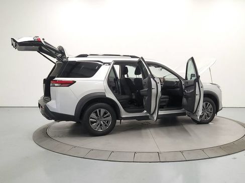 Used 2025 Nissan Pathfinder SV AWD/4WD image 15
