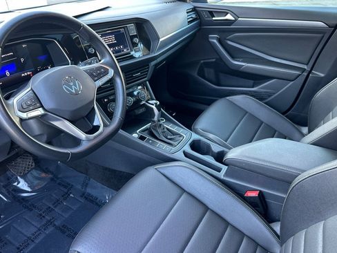 Used 2024 Volkswagen Jetta SE w/ Panoramic Sunroof Package image 9