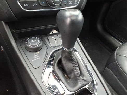 Used 2019 Jeep Cherokee Limited image 33