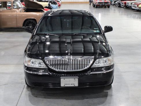 Used 2006 Lincoln Town Car Signature Limited RWD image 39