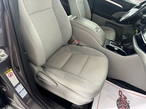 Used 2019 Toyota Highlander AWD V6 image 32