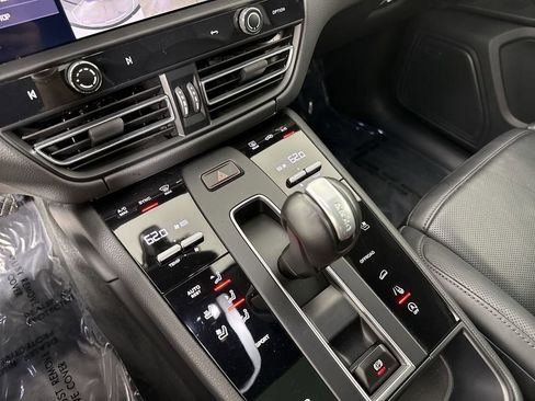 Certified 2024 Porsche Macan AWD/4WD image 31