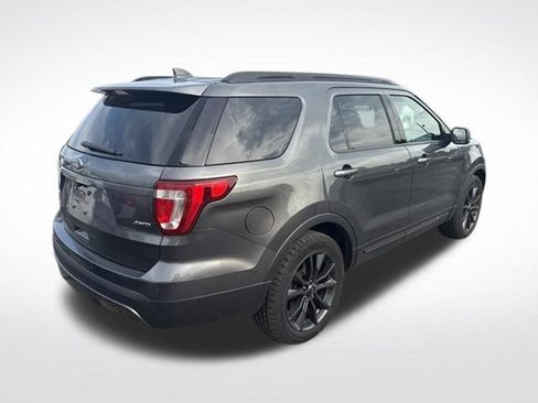 Used 2017 Ford Explorer XLT w/ Equipment Group 202A AWD/4WD image 8