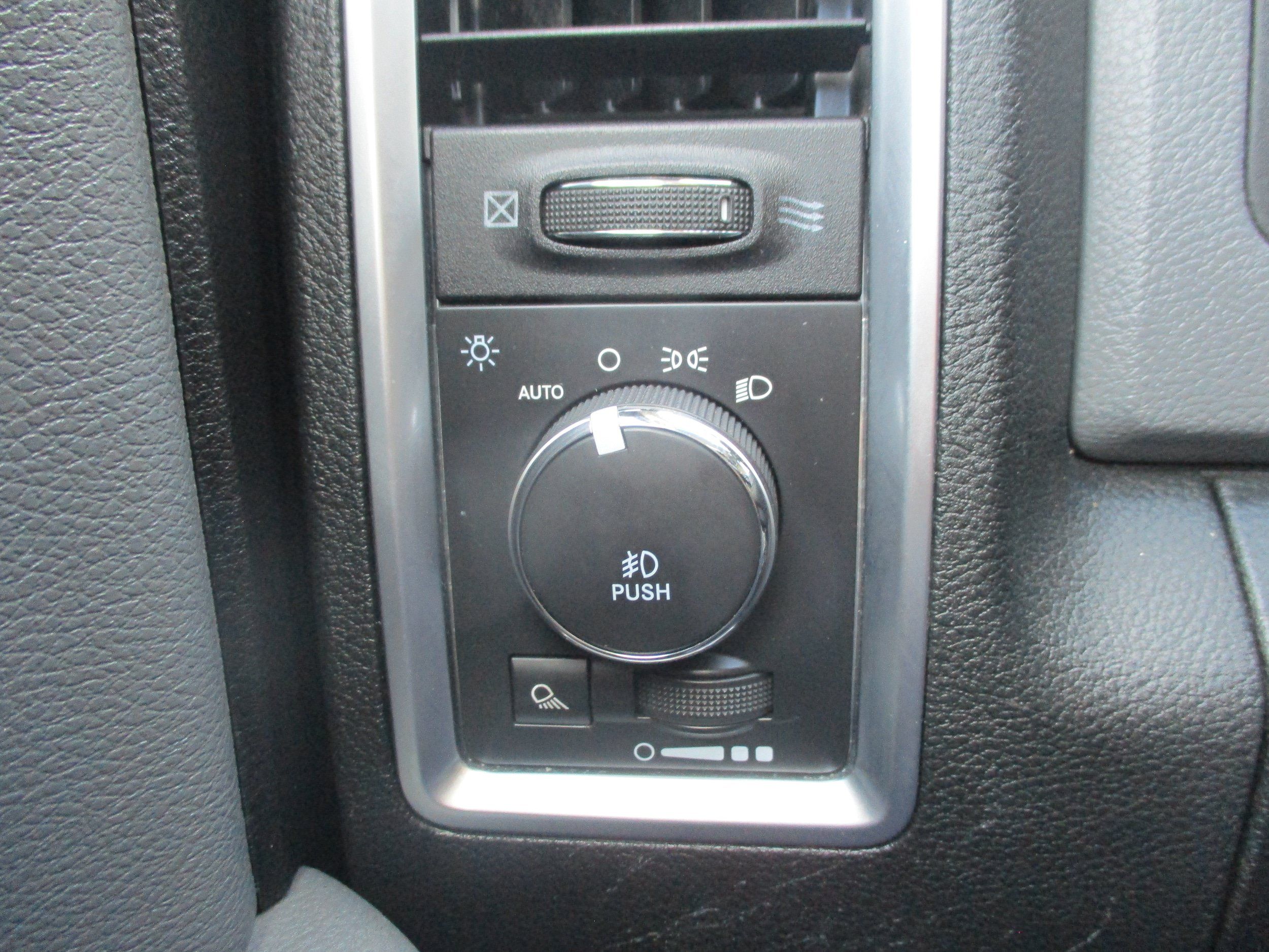 Used 2015 RAM 1500 Lone Star RWD image 13