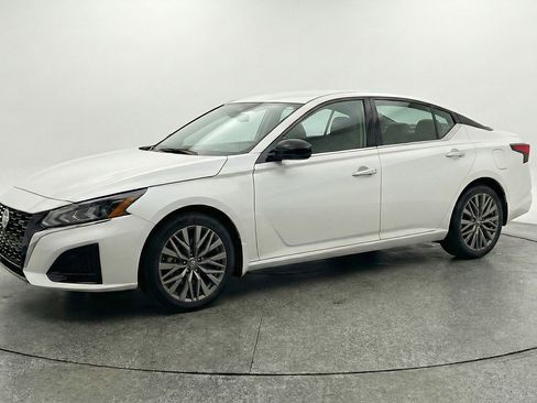 Used 2025 Nissan Altima 2.5 SV FWD image 3