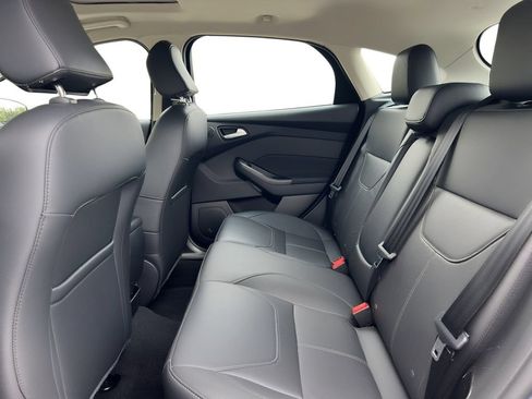 Used 2018 Ford Focus Titanium w/ Titanium Technology Package FWD image 7