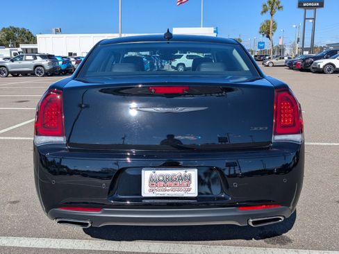 Used 2023 Chrysler 300 Touring L image 5