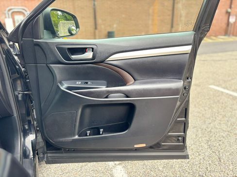 Used 2017 Toyota Highlander XLE AWD/4WD image 26