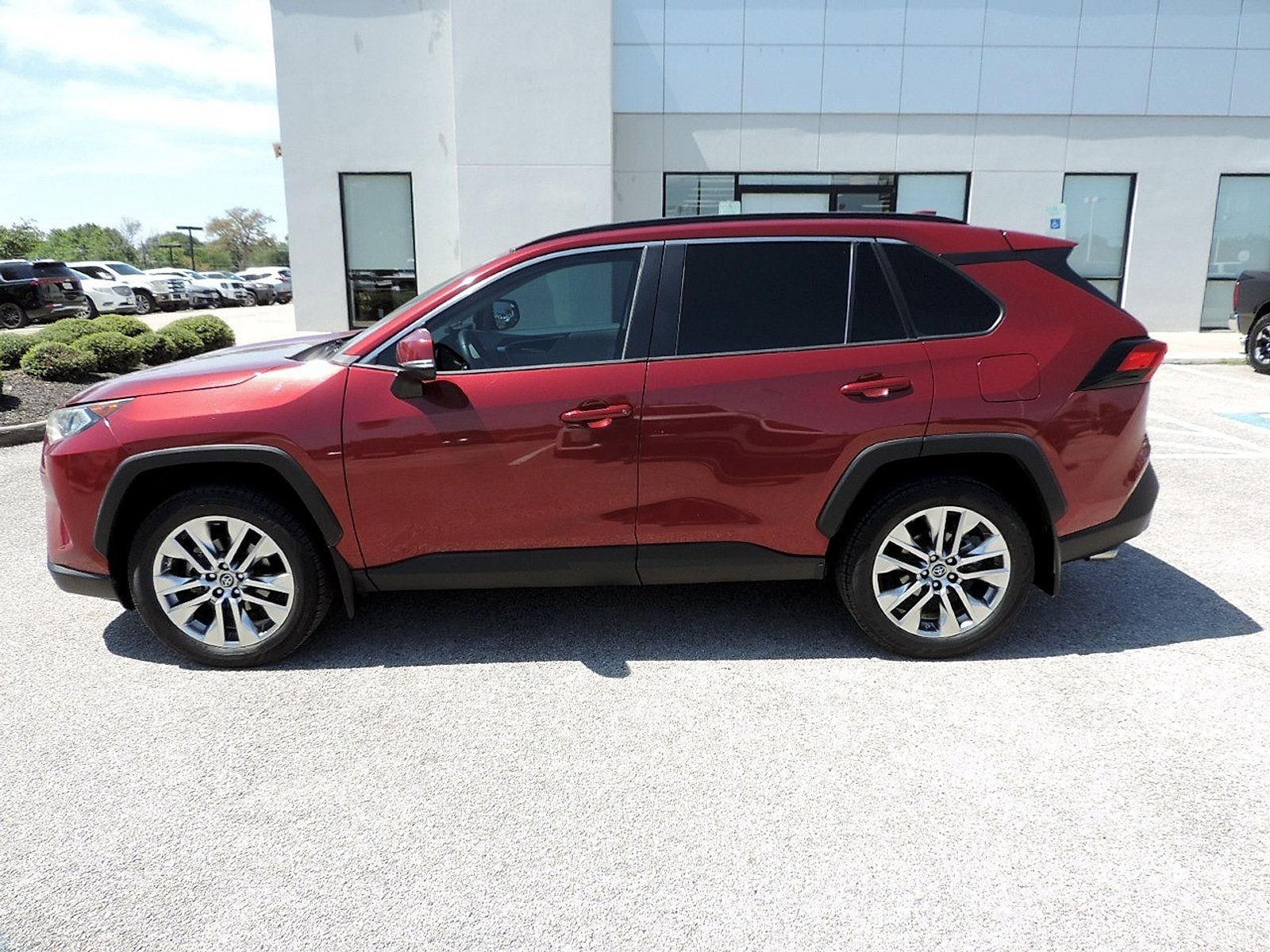 Used 2019 Toyota RAV4 XLE Premium FWD image 8