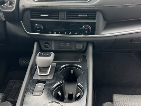 Used 2024 Nissan Rogue SV image 11