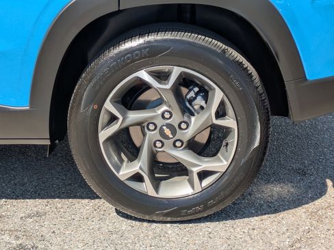 Used 2025 Chevrolet Trax LT w/ LPO, Blackout Package image 9