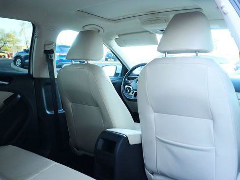 Used 2017 Volkswagen Jetta SE image 28