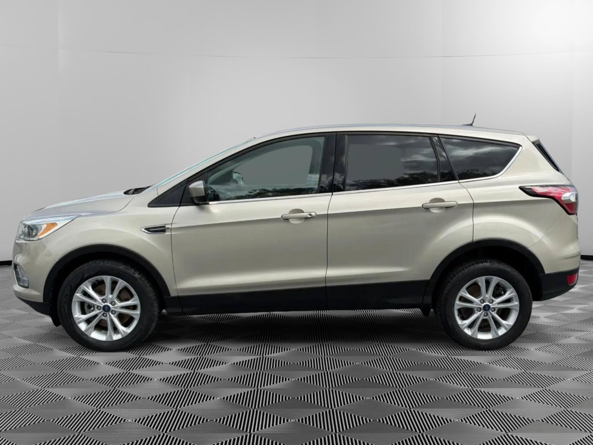 Used 2017 Ford Escape SE w/ SE Cold Weather Package AWD/4WD image 5